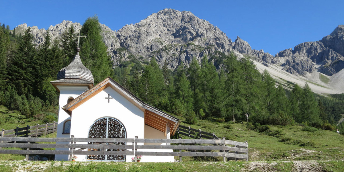 Pürzlkapelle unterhalb der schroffen Felswände des Brunnensteinkopfes